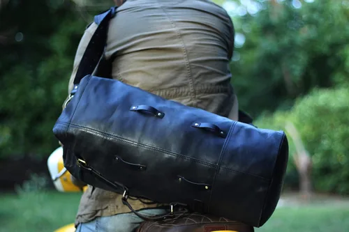 Miniatura 21 de Bolsa de lona para motocicleta de cuero genuino de grano completo resistente de inspiración militar Alforja Bolsa de fin de semana Con correas