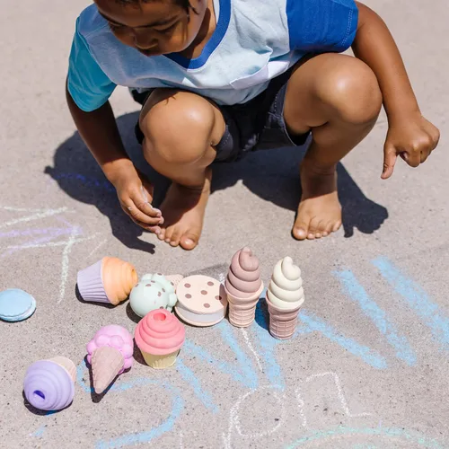 Miniatura 3 de Melissa & Doug Juego de tiza para helados y pasteles para niños, tiza de banqueta para niños de 3 años en adelante