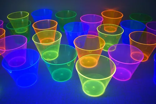 Miniatura 2 de DIRECTGLOW LLC Copas de fiesta de 25 quilates reactivas a la luz negra de 9 onzas con 5 globos de luz negra (multicolor)