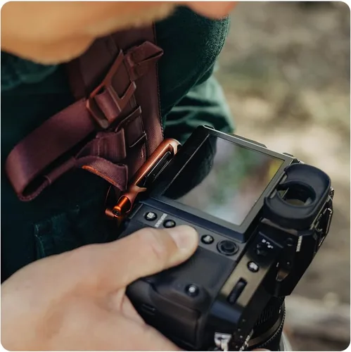Miniatura 8 de Peak Design Clip para cámara de captura V3, negro con placa, sostiene DSLR, compacto y cuerpo de disparo, seguro, estable y accesible, se fija a