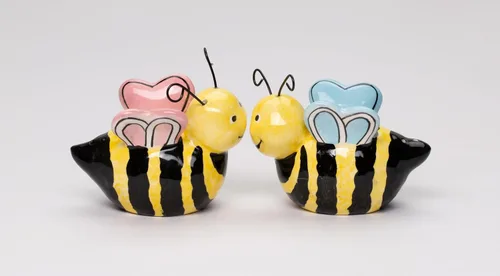 Miniatura 3 de 21028 Juego de saleros y pimenteros de cerámica fina Sweet Lovers Bumblebee Bee Couple de 3 pulgadas de largo