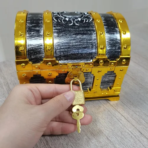 Miniatura 5 de Cofre del tesoro pirata para niños, caja de almacenamiento de plástico con borde dorado con cerradura y llave para juegos de caza para niños, fiesta