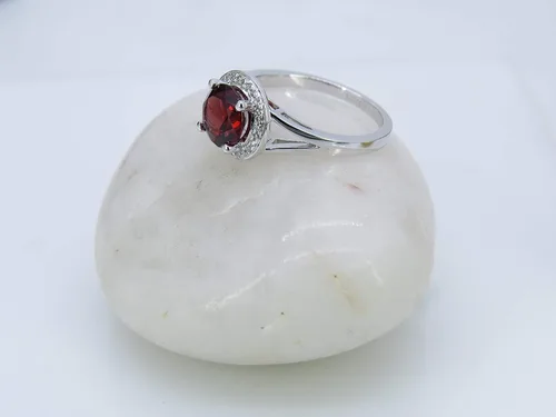 Miniatura 133 de Dazzlingrock Collection Anillo de compromiso redondo de 0.276 in con halo de diamante blanco y vástago dividido para ella en oro macizo de 14