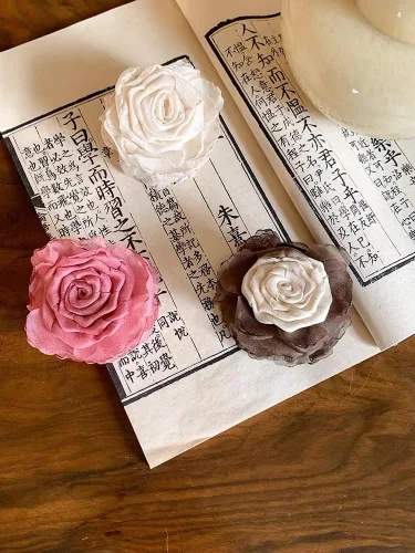 Miniatura 3 de 3 paquetes de pinzas para el cabello con flores medianas, pequeñas pinzas en forma de rosa para moño alto, pinzas para el cabello para viajes