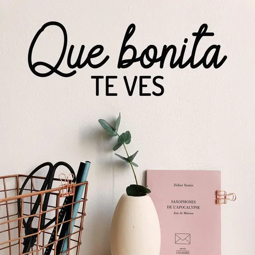 Calcomanía de vinilo para pared, Que Bonita Te VES/You Look So Pretty - 7.5 x 20 pulgadas - Pegatina inspiradora con cita femenina en español para