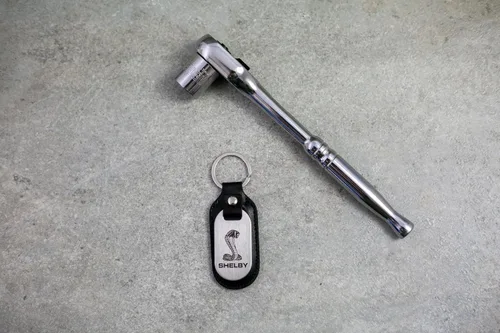 Miniatura 6 de Shelby Cobra Snake - Llavero FOB de acero inoxidable con licencia oficial Shelby®, hecho de acero inoxidable (llavero) y piel auténtica, fabricado