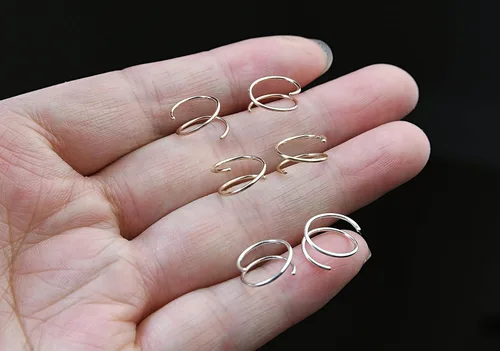 Miniatura 6 de Aretes de aro dobles pequeños de oro de 14 quilates para piercing individual Aretes de cartílago en espiral Aretes de doble piercing para mujer