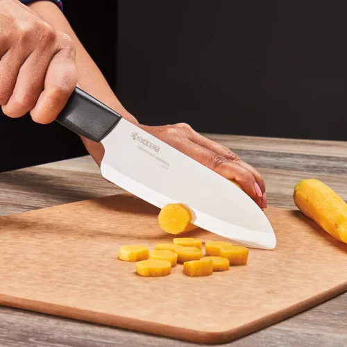 Miniatura 6 de Cuchillo Santoku de la marca Kyocera Advanced Ceramic y de la serie Revolution con 5 1/2 pulgadas, hoja blanca, Blanco