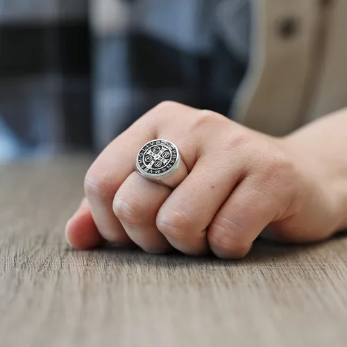 Miniatura 5 de HZMAN Anillo de exorcismo de San Benito para hombre acero inoxidable cruz católica romana protección de demonios anillo de cazador de fantasmas