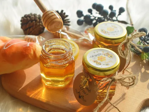Miniatura 7 de IIKUM Paquete de 20 tarros de miel de vidrio, tarros hexagonales de miel de 1.5 onzas con tapas, cucharitas de miel de madera, colgantes de abeja