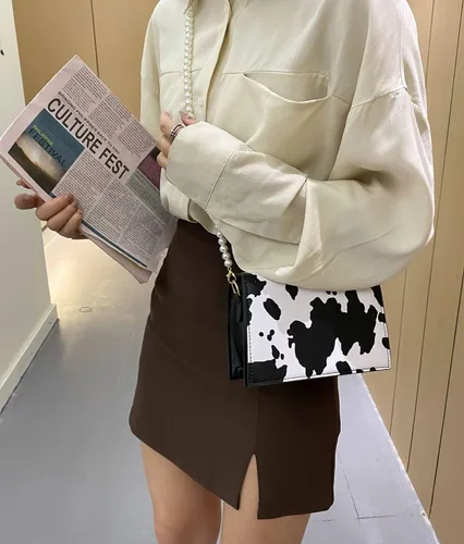 Miniatura 6 de Bolso cruzado de mano con correa de perlas y estampado de vaca