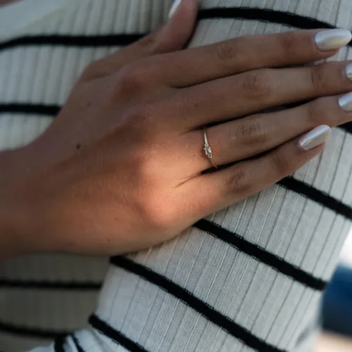 Miniatura 3 de Anillo de compromiso de moissanita de oro amarillo de 14 quilates para mujer, anillo de compromiso de tres piedras de oro sólido, anillos apilables