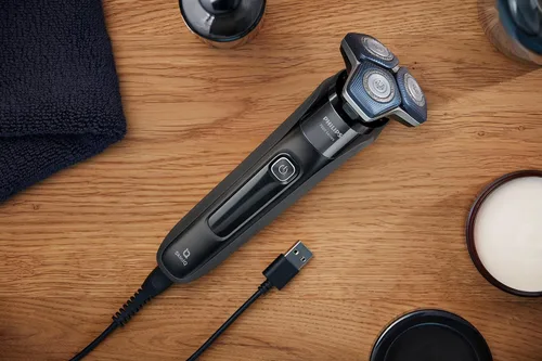Miniatura 9 de Philips Norelco Shaver 7600, afeitadora eléctrica recargable en seco y húmedo con tecnología SenseIQ, cápsula de limpieza rápida, estuche de viaje