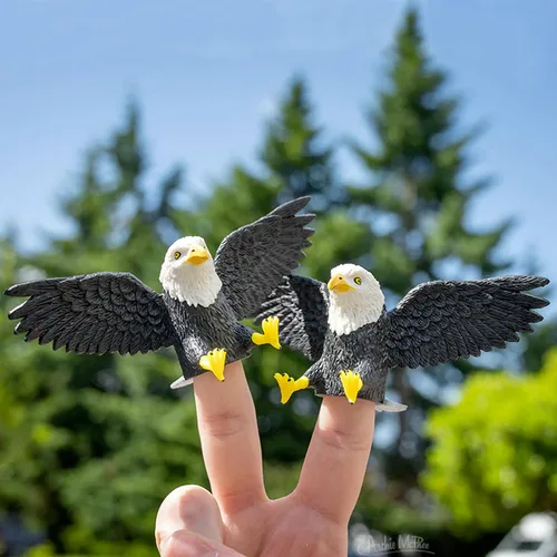 Miniatura 2 de Archie McPhee Finger Bald Eagles - Juego de 3 marionetas majestuosas de dedo de águila calva: perfectas para marionetas patrióticas de Estados Unidos