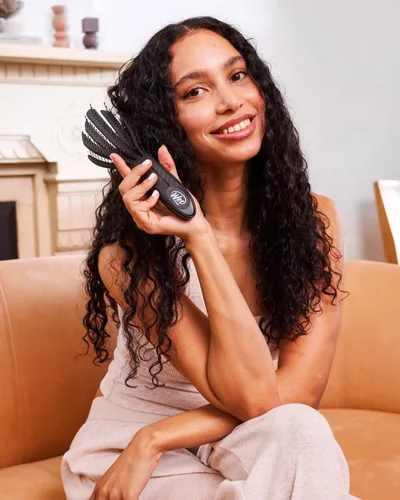 Miniatura 11 de Wet Brush Go Green Cepillo desenredante para rizos, negro, cerdas desenredantes IntelliFlex ultrasuaves que se deslizan a través de los enredos
