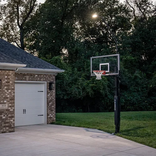 Miniatura 8 de Silverback La luz LED de aro de baloncesto ilumina el tablero, el borde y la cancha y se adapta a los aros cuadrados Silverback y Goaliath