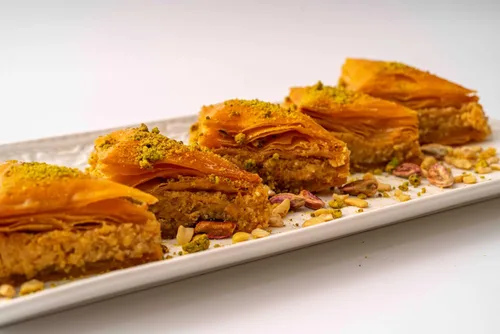 Miniatura 2 de Cedar Pastries Baklava triangular tradicional de 16 piezas – Surtido de anacardos, almendras y nueces Postre mediterráneo hecho a mano Kosher
