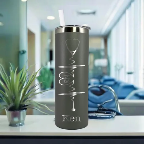 Miniatura 2 de AVITO Heartbeat Nurse's - Vaso de acero inoxidable personalizado grabado con láser de 20 onzas con estetoscopio personalizado, incluye popote