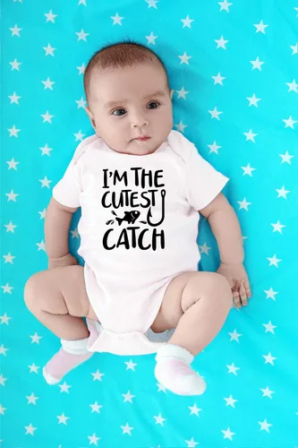 Miniatura 12 de CBTwear Traje de bebé con texto en inglés «I'm the Cutest Catch», adorable mameluco para niño y niña, divertido y lindo traje infantil