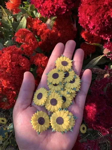 Miniatura 4 de Girasoles hechos a mano, flores de papel de morera, 1.25 x 1.25 pulgadas, amarillo con centro marrón, 50 piezas, lo mejor para álbumes de recortes