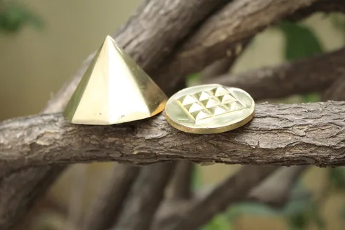 Miniatura 8 de Jet Energized Latón Ashtakon pirámide octogonal Vastu Energy Sticker para el hogar y la oficina, esquinas de equilibrio, decoración de pared/puerta