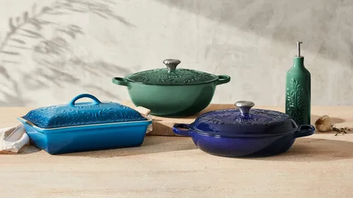 Miniatura 6 de Le Creuset Olive Branch Collection Signature Braiser de hierro fundido esmaltado, 3.5 cuartos de galón, índigo con tapa en relieve