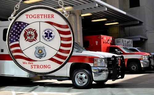 Miniatura 5 de First Responder - Atrapasoles - Rescate de bomberos - Policía - Médico - Juntos somos fuertes - Bandera estadounidense - 3 pulgadas de diámetro