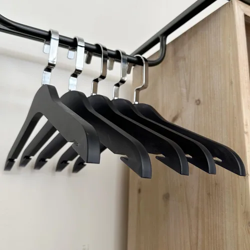 Miniatura 6 de Designstyles - Perchas de acrílico transparente, paquete de 10 organizadores de armario elegantes y resistentes con ganchos de acero cromados, Negro