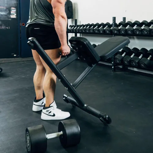 Miniatura 7 de Banco de Peso Sentado Titan Fitness, Capacidad hasta 330 LB, Respaldo Ergonómico Inclinado, Cómodo Acolchado HeftyGrip, Asa Frontal, Ruedas Traseras