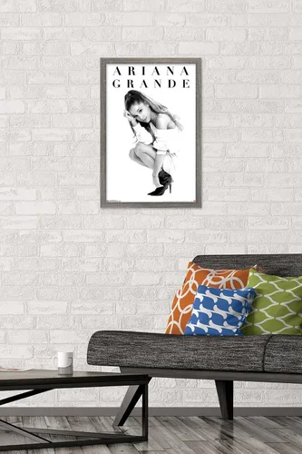 Miniatura 2 de Ariana Grande - Póster de pared de luna de miel, 22.4 pulgadas de largo x 14.7 pulgadas de ancho, versión enmarcada en madera de granero