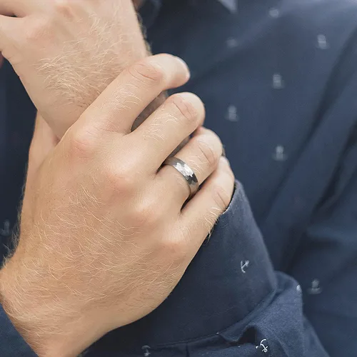 Miniatura 5 de Three Keys Jewelery - Anillos de tungsteno martillado para hombres y mujeres, 0.157pulgadas, 0.236pulgadas, 0.315pulgadas, negro cepillado, alianza