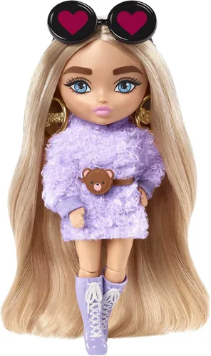 Barbie Extra Minis Muñeca #4 (5.5 pulgadas) Vistiendo Moda Morada Esponjosa, con Soporte para Muñeca y Accesorios Incluyendo Orejas de Osito y Gafas