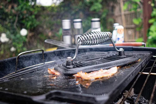 Miniatura 5 de BBQ Dragon Prensa para parrilla de hierro fundido – Prensa de hamburguesas, tocino y panini resistente de 2.9 libras – Pre sazonada para asar