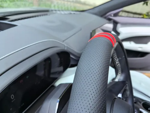 Miniatura 7 de Instalación rápida Funda de volante de cuero Nappa perforado con estilo deportivo y rayas rojas, ajuste universal de 14½" a 15" para automóvil, SUV