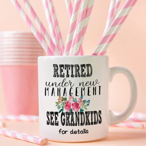 Miniatura 2 de Fatbaby Regalos de jubilación para mujeres, taza de café con texto en inglés "Retirement Under New Management" para ver a los nietos, taza de café