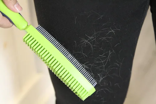 Miniatura 7 de Escoba para remover el pelo de mascotas con rasqueta y mango telescópico que se extiende de 3 a 5 pies, negro y amarillo