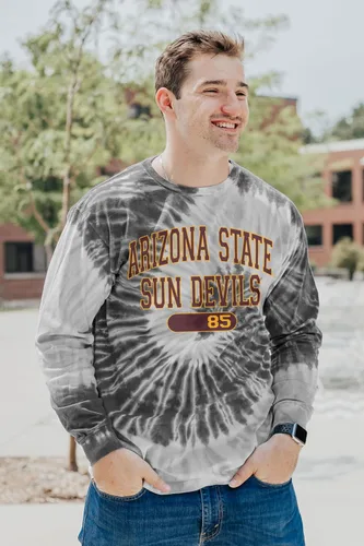 Miniatura 20 de Blue 84 Camiseta de manga larga con licencia oficial de la NCAA para mujer, teñido anudado