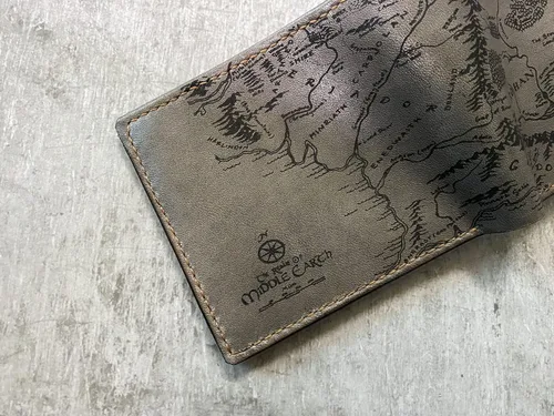 Miniatura 21 de Billetera vintage hecha a mano para hombre – Cuero auténtico plegable con grabado de mapa, regalo personalizable, Castaño, medio, Billetera plegable