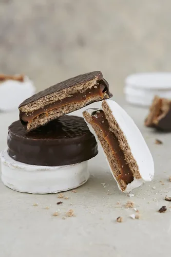 Miniatura 3 de Havanna Alfajores Mixtos, galletas sándwich de chocolate y Dulce de Leche, caja de 12