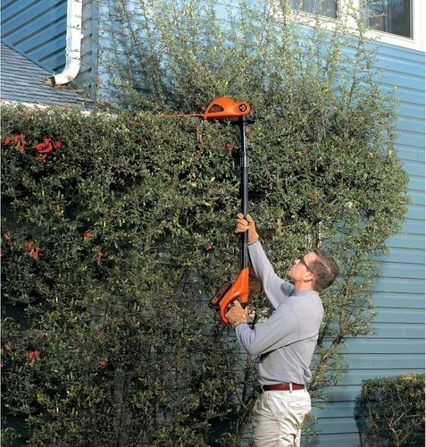 Miniatura 7 de BLACK+DECKER 20V MAX Motosierra de poste inalámbrica, 18 pulgadas (LPHT120)