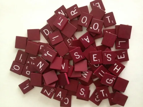 Juego de azulejos de letras de madera granate, 100 azulejos, reemplazo de juegos, álbumes de recortes, manualidades, mensajes, etc.