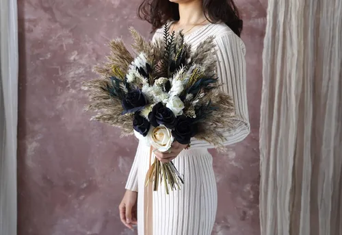 Miniatura 8 de Ramo de boda de rosas preservadas negras y doradas, ramo de boda bohemio, ramo de hierba de las pampas, ramo de flores secas de 12-14 pulgadas