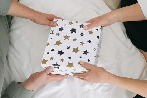 Miniatura 5 de Papel de regalo plegado negro, blanco y dorado, diseño mate, estrellas, rayas, ondulaciones, cuadros para cumpleaños, Navidad, graduaciones, bodas