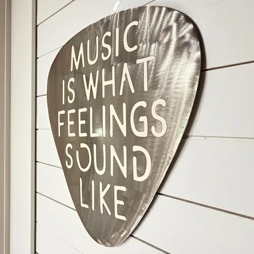 Miniatura 8 de Top Brass Arte de pared jumbo de metal con púa de guitarra de 16 pulgadas, cita "Music Is What Feelings Sound Like", decoración de pared de acero