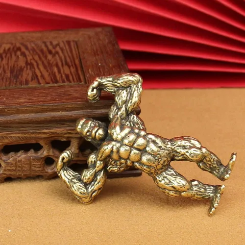 Miniatura 4 de Wwxuanke - 1 pieza de decoración de gorila muscular de cobre macizo, figura en miniatura de culturista de latón, decoración de escritorio, regalo