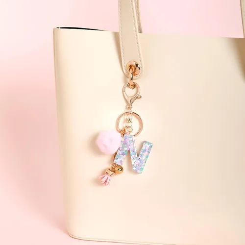 Miniatura 4 de Llavero de resina con letra inicial del alfabeto para mujer, bolso de mano, con pompón de bola de piel