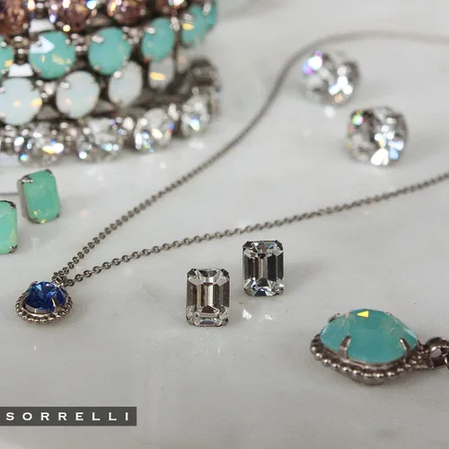 Miniatura 2 de Sorrelli Essentials - Aretes de tuerca con corte esmeralda