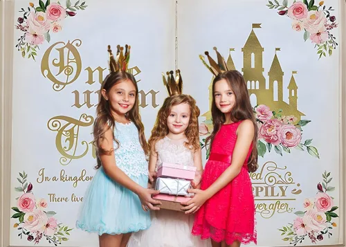 Miniatura 2 de Once Upon a Time - Castillo dorado de cuento de hadas con flores rosadas, perfecto para sesiones temáticas de princesa, baby showers, cumpleaños