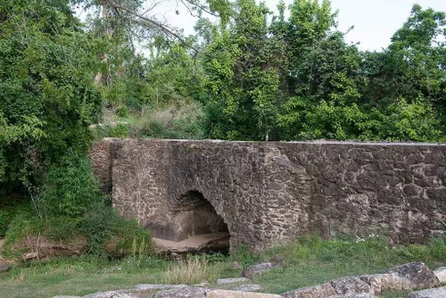Foto- La Espada Acequia, o Espada Aqueduct, fue construido por Franciscan Friars en 1731 en Lo que es ahora San Antonio, Texas, Estados Unidos 2
