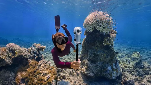 Miniatura 3 de Insta360 Paquete de buceo X4: cámara de acción impermeable 360 con sensores de 1/2 pulgada de 48 MP, video HDR 8K 360, foto 360 de 72 MP El